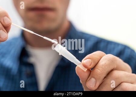 Augsburg, Bayern, Deutschland. Oktober 2023. Mann macht einen COVID-19 Coronavirus Schnelltest *** Mann macht einen COVID-19 Coronavirus Schnelltest Credit: Imago/Alamy Live News Stockfoto