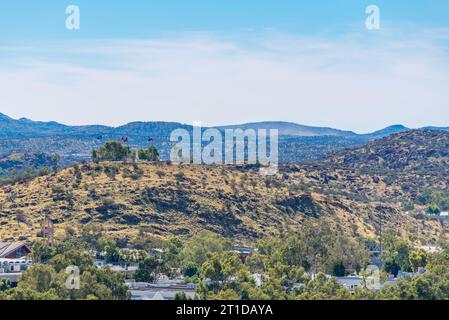 Blick über die raue Landschaft von Alice Springs (Mparntwe) zu den Flaggen auf dem ANZAC Hill im Northern Territory, Australien Stockfoto