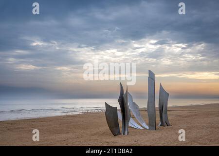 Diese Skulptur „Les Braves“ erinnert an amerikanische Soldaten, die am D-Day, 6. Juni 1944, am Omaha Beach gekämpft haben. Stockfoto