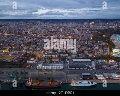 Drohnenblick auf den Hafen von Varna bei Sonnenuntergang. Nächtliche urbane Landschaft. Stockfoto