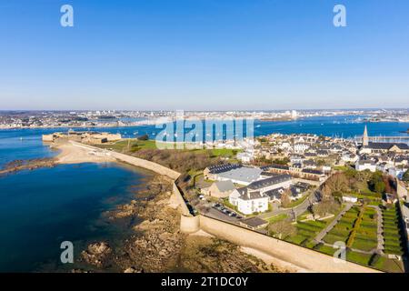 Port-Louis (Bretagne, Nordwestfrankreich): Aus der Vogelperspektive auf die Stadt und die Zitadelle am Eingang zum Naturhafen von Lorient Stockfoto