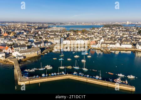 Port-Louis (Bretagne, Nordwestfrankreich): Aus der Vogelperspektive auf den Hafen von Locamalo, die Häuser entlang der Uferpromenade und den natürlichen Hafen von Lorient in Stockfoto