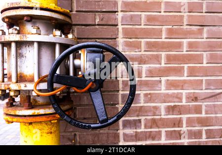 Ventil an der Gasleitung. Versorgung der Erdgaspopulation. Station der Übertragung und Einstellung des Gasdrucks. Concept Gasversorgung. Ventilrohr Stockfoto