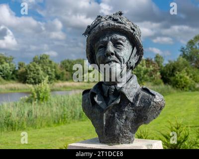 Diese Bronzebüste von Major John Howard steht am Ufer des Caen Canal und blickt auf die Pegasus Bridge. Stockfoto