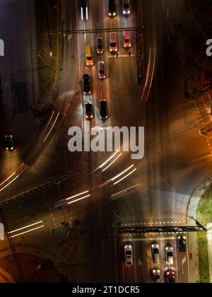 Luftaufnahme von oben nach unten auf Kreuzungen mit Autos bei Nacht Stockfoto