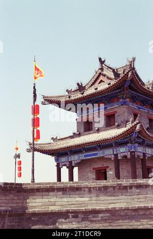 Tempelähnliches Gebäude in Xian China, gescannt 35 mm negativ - Teil des zunehmenden Sets - aufgenommen während der Frühlingszeit 2011 Stockfoto