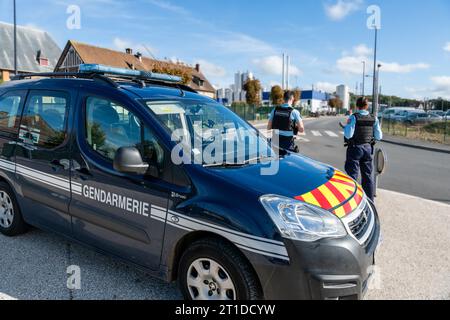 Polizeibeamte („Gendarmen“), die eine Straßenkontrolle an einem Verkehrskreis durchführen Stockfoto