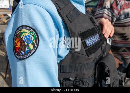 Polizeibeamter („Gendarme“), der eine Straßenkontrolle an einem Kreisverkehr durchführt Stockfoto