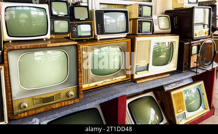 Reihen alter Fernseher. Die ersten Fernseher sind in Röhrenform Stockfoto