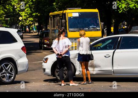 Odessa.Ukraine.09.06.2018. Das Mädchen und die Frau reden nach einem schweren Verkehrsunfall. Zwei Fahrer streiten sich nach einem Verkehrsunfall auf der Straße Concept-Ausfall, Stockfoto