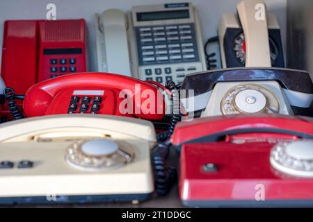 Retro-Telefone. Altes Telefon mit Drehknopf. Altmodisches Telefon mit Schalttafel. Telefon im Retro-Stil Stockfoto