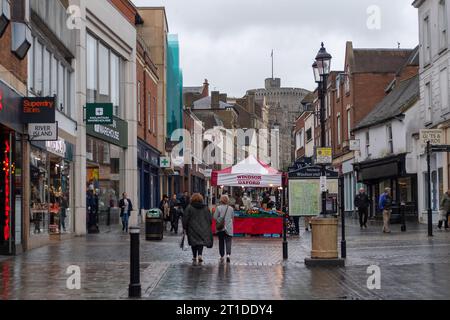 Windsor, Berkshire, Großbritannien. Oktober 2023. Shopper in der Peascod Street. Es war ein langweiliger und nasser Tag heute in Windsor, Berkshire. Quelle: Maureen McLean/Alamy Live News Stockfoto