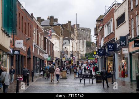 Windsor, Berkshire, Großbritannien. Oktober 2023. Shopper in der Peascod Street. Es war ein langweiliger und nasser Tag heute in Windsor, Berkshire. Quelle: Maureen McLean/Alamy Live News Stockfoto