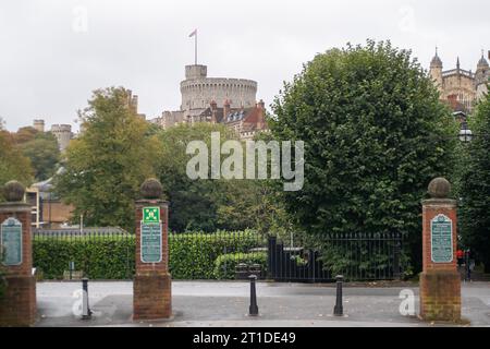 Windsor, Berkshire, Großbritannien. Oktober 2023. Schloss Windsor von Alexandra Gardens. Es war ein langweiliger und nasser Tag heute in Windsor, Berkshire. Quelle: Maureen McLean/Alamy Live News Stockfoto