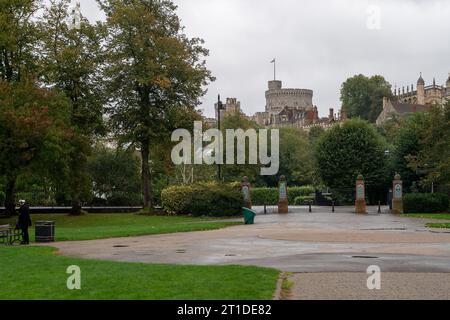 Windsor, Berkshire, Großbritannien. Oktober 2023. Schloss Windsor von Alexandra Gardens. Es war ein langweiliger und nasser Tag heute in Windsor, Berkshire. Quelle: Maureen McLean/Alamy Live News Stockfoto