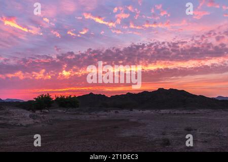 Atemberaubender Blick auf den Sonnenaufgang mit wunderschönem Himmel und Wolken im Hintergrund von Dubai, Vereinigte Arabische Emirate Stockfoto