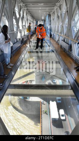 London, Großbritannien. Mai 2022. An der Londoner Tower Bridge, einer der Wahrzeichen der Stadt, reinigt ein Mitarbeiter einen Glassteg, der die etwa 240 Meter langen Doppeltürme verbindet. Die 1894 erbaute Brücke ist eine der Touristenattraktionen der Stadt. Besucher können vom Glasboden aus einen Panoramablick auf London genießen, der 42 Meter über der Themse und 33,5 Meter über der Straße liegt. Quelle: Waltraud Grubitzsch/dpa/Alamy Live News Stockfoto