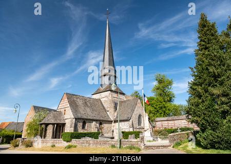 Pommereval (Nordfrankreich): St. Nikolaus-Kirche („eglise Saint-Nicolas“) mit ihrer schiefen polygonalen Glocke, Kirche als National Historic L eingetragen Stockfoto