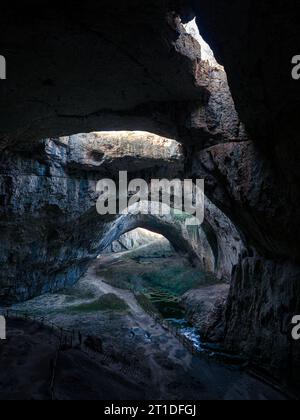 Drohnenblick in die Höhle Devetaschka im Norden Bulgariens, in der Nähe der Stadt Lovech Stockfoto