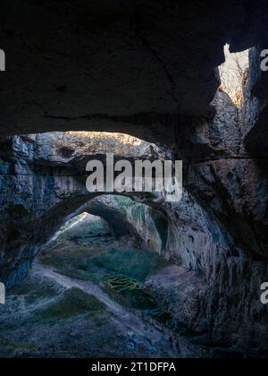 Drohnenblick in die Höhle Devetaschka im Norden Bulgariens, in der Nähe der Stadt Lovech Stockfoto