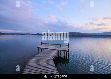 Holzsteg am See bei Sonnenuntergang, keine Leute Stockfoto