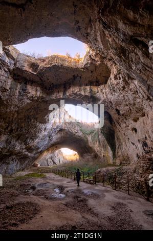 Im Inneren der fantastischen Devetaschka-Höhle im Norden Bulgariens, in der Nähe der Stadt Lovech Stockfoto