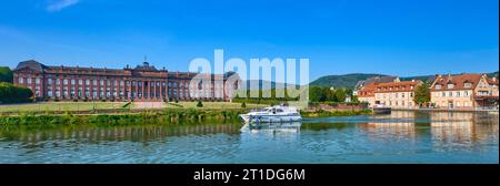 Flusshafen Saverne (Nordostfrankreich) am Canal de la Marne au Rhin (Marne-Rhein-Kanal). Blick auf das Schloss Rohan Stockfoto