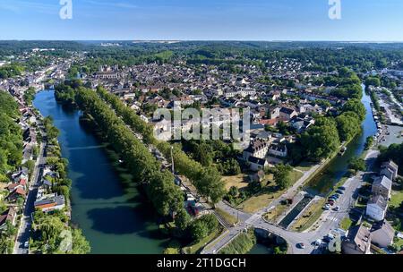 Der Fluss Loing und der Canal du Loing in Nemours (Gebiet von Paris): Luftaufnahme mit der Schleuse „ecluse des 12 Buttes“ im Vordergrund Stockfoto