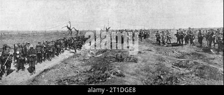 "L'Attaque britannique du 25 Septembre 1916; La Konzentration des renforts diriges sur la ligne de feu, au cours de la matinee," 1916. Aus L'Album de la Guerre 1914-1919, Band 1 [L'Illustration, Paris, 1924]. Stockfoto