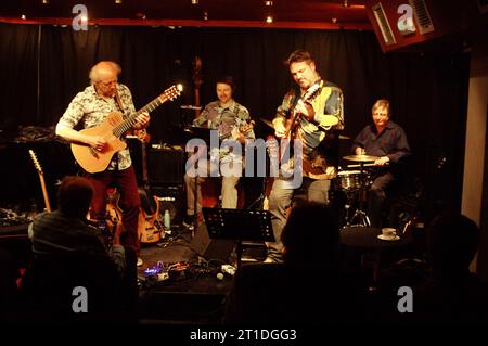 Paul Oxley, Nicolas Meier, Andy Hamill und Paul Cavaciuti, Oxley-Meier Gitarrenprojekt, Verdict Jazz Club, Brighton, East Sussex, Mai 2023. Stockfoto