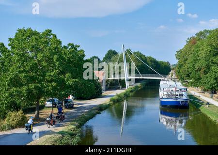Radfahrer in der Nähe der Fußgängerbrücke in Saint Leger sur Dheune (Zentralfrankreich), am Canal du Centre. Radfahrer auf einem Schleppweg, Greenway entlang der Dose Stockfoto