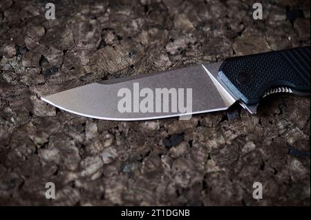 Jackknife oder Schlagmesser auf Korkbaum Hintergrund, extrem nah oben. Stockfoto