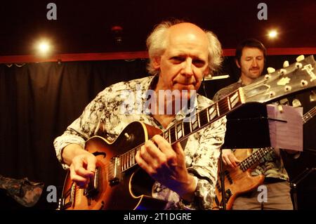 Peter Oxley, Oxley-Meier Gitarrenprojekt, Verdict Jazz Club, Brighton, East Sussex, Mai 2023. Stockfoto