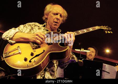 Peter Oxley, Oxley-Meier Gitarrenprojekt, Verdict Jazz Club, Brighton, East Sussex, Mai 2023. Stockfoto