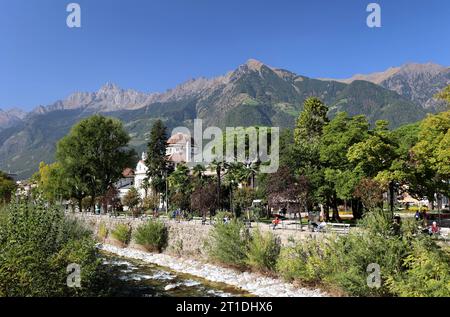 Meran, Italien, Südtirol 11. Oktober 2023 hier der Blick in der Kurstadt Meran, Merano von der Postbrücke auf den Fuss Passer, die Kurpromenade mit dem Kurhaus, im Hintergrund die Texelgruppe mit dem Tschigat und Mutspitze,Meraner Land, Burggrafenamt, Tourismus, wandern, spazieren *** Meran, Italien, Südtirol 11 Oktober 2023 hier der Blick in die Kurstadt Meran, Meran von der Postbrücke zum Fuß Passer, die Kurpromenade mit dem Kurhaus, im Hintergrund die Texelgruppe mit Tschigat und Mutspitze, Meranerland, Burggrafenamt, Tourismus, Wandern, Wandern Stockfoto