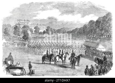 Rezension der Freiwilligen der Derbyshire Rifle im Chatsworth Park - nach einer Zeichnung von T. Walton, 1860. "...ungefähr 25.000 Personen versammelten sich, um der Überprüfung beizuwohnen... mehr als 12.000 Freiwillige wurden überprüft, die gesamte Division unter dem Kommando von Brigadeer dem Marquis von Harrington... Sir George Wetherall, der Überprüfungsbeamte, in einer kurzen Rede beglückwünschte die Freiwilligen... die Truppen, die drei Seiten eines Platzes gebildet hatten, mit der Kavallerie und berittenen Freiwilligen auf der rechten Seite. General Wetherall rückte zum Zentrum vor, und die berittenen Offiziere und Freiwilligen, die Zuschauer gewesen waren, versammelten sich Stockfoto