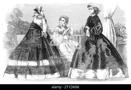 Die Pariser Fashions für August 1860. "1. Walking Dress...Seidenkleid mit Spitze... das Mantelett-Pelisse ist quadratisch vorne geschnitten und besteht aus zwei Reihen Chantilly-Spitze. Die Motorhaube kann entweder aus Stroh oder Krabben sein... überzogen von einem kleinen Blumenstrauß. Die Tour-de-tete besteht aus kleinen Blumenbüscheln, die mit schwarzen Samtbögen vermischt sind. 2. Besuchskleidung. Gewand aus Grenadinengaze, mit sieben schmalen Volants, der obere mit einem Rüschen, der mit dem Besatz an den Ärmeln übereinstimmt, die breit sind und mit drei Reihen Rüschen versehen sind... das Kleid ist rund geschnitten, Stockfoto