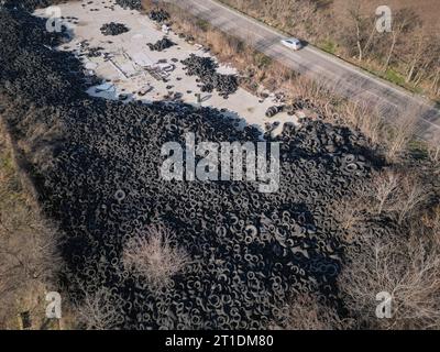 Ansicht der alten Reifen von oben nach unten. Viele Pkw- und Lkw-Reifen befinden sich auf der Abkippstelle von oben Stockfoto