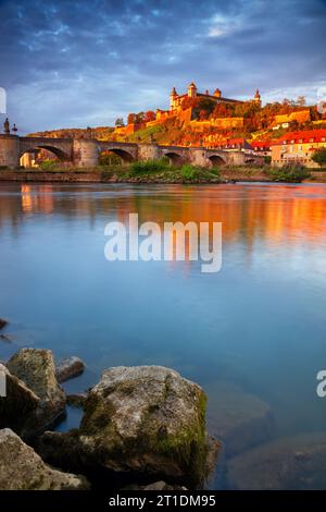 Würzburg, Deutschland. Stadtbild Bild von Würzburg mit alten Main Brücke über den Main und die Festung Marienberg während der schönen Herbst Sonnenaufgang. Stockfoto