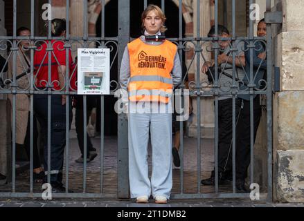 Toulouse, Frankreich. Oktober 2023. Demonstration der jüngsten Renovierungsgruppe, die am 13. oktober 2023 in Toulouse, Frankreich, die Eingänge zum Rathaus von Toulouse mit Vorhängeschlössern, Ketten und Leim blockiert. Foto: Arnaud Bertrand/ABACAPRESS.COM Credit: Abaca Press/Alamy Live News Stockfoto