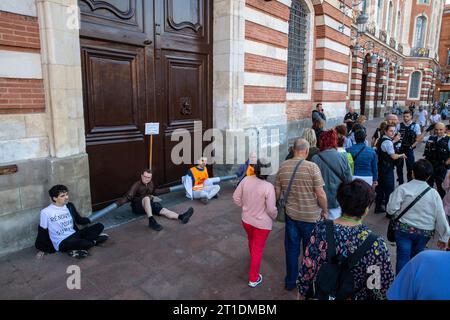 Toulouse, Frankreich. Oktober 2023. Demonstration der jüngsten Renovierungsgruppe, die am 13. oktober 2023 in Toulouse, Frankreich, die Eingänge zum Rathaus von Toulouse mit Vorhängeschlössern, Ketten und Leim blockiert. Foto: Arnaud Bertrand/ABACAPRESS.COM Credit: Abaca Press/Alamy Live News Stockfoto