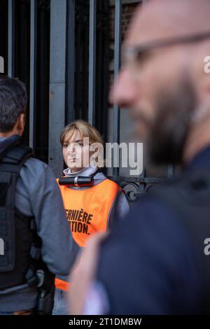 Toulouse, Frankreich. Oktober 2023. Demonstration der jüngsten Renovierungsgruppe, die am 13. oktober 2023 in Toulouse, Frankreich, die Eingänge zum Rathaus von Toulouse mit Vorhängeschlössern, Ketten und Leim blockiert. Foto: Arnaud Bertrand/ABACAPRESS.COM Credit: Abaca Press/Alamy Live News Stockfoto