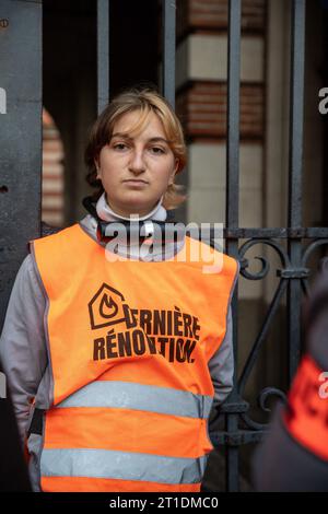 Toulouse, Frankreich. Oktober 2023. Demonstration der jüngsten Renovierungsgruppe, die am 13. oktober 2023 in Toulouse, Frankreich, die Eingänge zum Rathaus von Toulouse mit Vorhängeschlössern, Ketten und Leim blockiert. Foto: Arnaud Bertrand/ABACAPRESS.COM Credit: Abaca Press/Alamy Live News Stockfoto