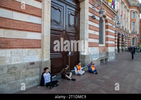 Toulouse, Frankreich. Oktober 2023. Demonstration der jüngsten Renovierungsgruppe, die am 13. oktober 2023 in Toulouse, Frankreich, die Eingänge zum Rathaus von Toulouse mit Vorhängeschlössern, Ketten und Leim blockiert. Foto: Arnaud Bertrand/ABACAPRESS.COM Credit: Abaca Press/Alamy Live News Stockfoto