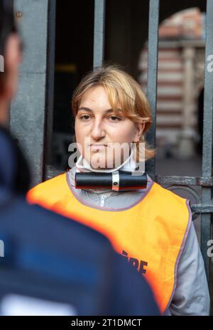 Toulouse, Frankreich. Oktober 2023. Demonstration der jüngsten Renovierungsgruppe, die am 13. oktober 2023 in Toulouse, Frankreich, die Eingänge zum Rathaus von Toulouse mit Vorhängeschlössern, Ketten und Leim blockiert. Foto: Arnaud Bertrand/ABACAPRESS.COM Credit: Abaca Press/Alamy Live News Stockfoto