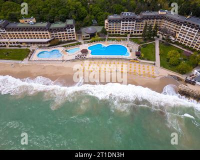 Ein atemberaubender Blick aus der Luft auf ein luxuriöses Hotel mit Pool am Meer, das Gäste zu Beginn der Saison willkommen heißen kann. Stockfoto