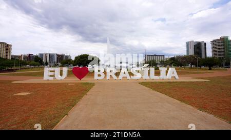 BRASILIA, BRASILIEN - 30. AUGUST 2023: „EU amo Brasilia“ geschrieben im Stadtzentrum Brasilias Hauptstadt Brasiliens Stockfoto