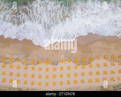 Ein atemberaubender Blick aus der Luft auf ein luxuriöses Hotel mit Pool am Meer, das Gäste zu Beginn der Saison willkommen heißen kann. Stockfoto