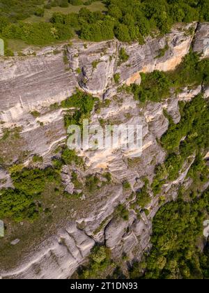 Panoramablick auf das Madara Plateau, wo der berühmte Madara Rider aufwändig geschnitzt ist. Erleben Sie Bulgariens reiches Erbe und Naturwunder Stockfoto