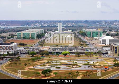 BRASILIA, BRASILIEN - 30. AUGUST 2023: Luftaufnahme der monumentalen Achse von Brasilia, Brasilien Stockfoto